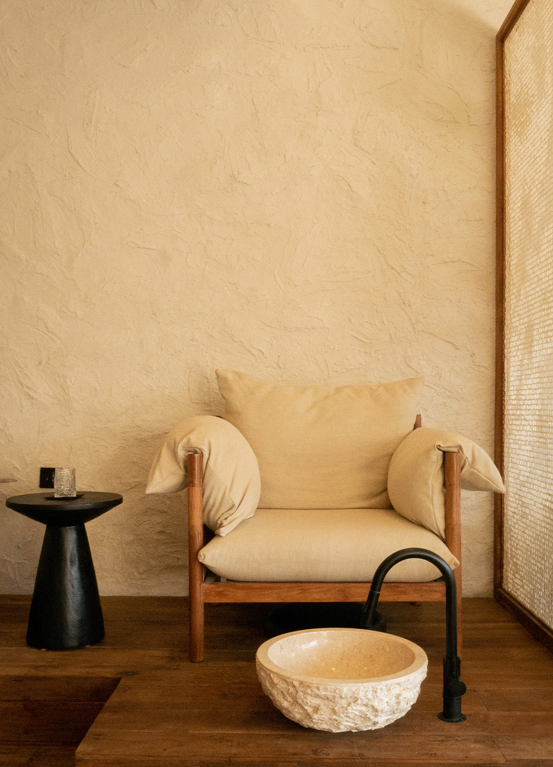 Lime plaster wall finish in a Bali bedroom